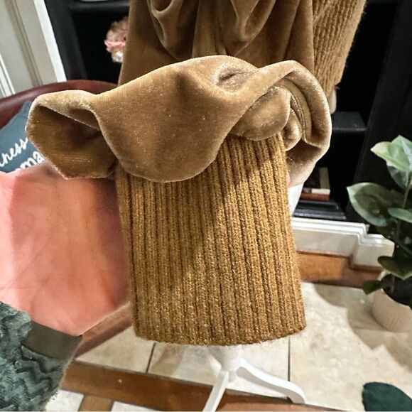 JJ's Fairyland Velvet Gold Sweater Size M - Picture 3 of 9